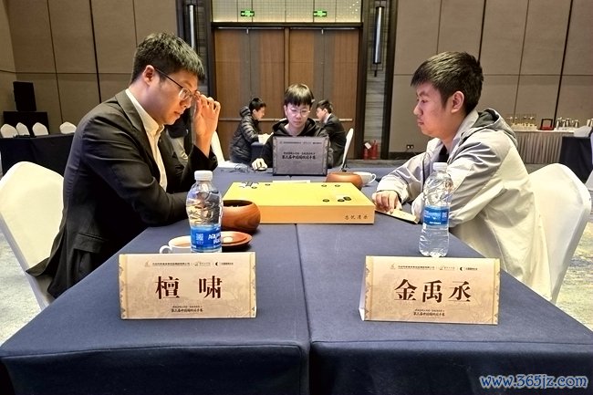 金禹丞(右)与檀啸在比赛中。东谈主民网记者 胡雪蓉摄