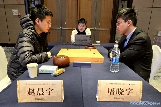 屠晓宇(右)对阵赵晨宇。东谈主民网记者 胡雪蓉摄