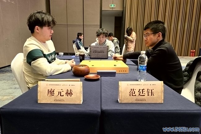 范廷钰(右)与廖元赫在比赛中。东谈主民网记者 胡雪蓉摄